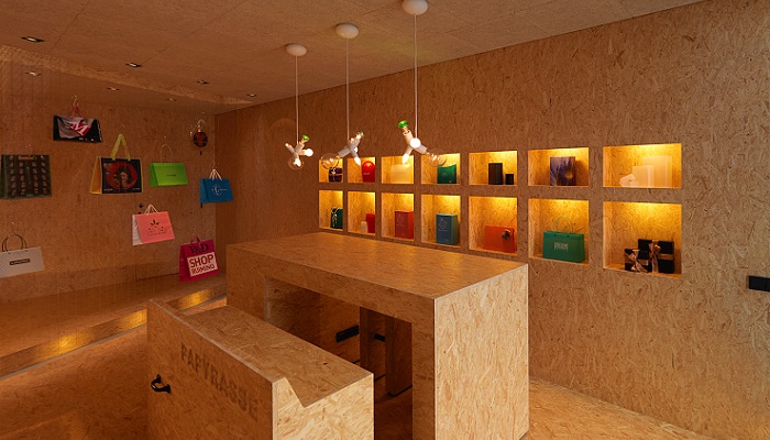 Showroom met verschillende soorten bedrukte tassen